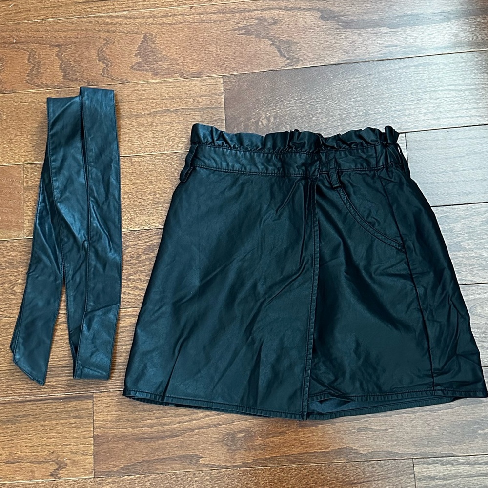 black pleather Aeropostale skort ! - Picture 3 of 4